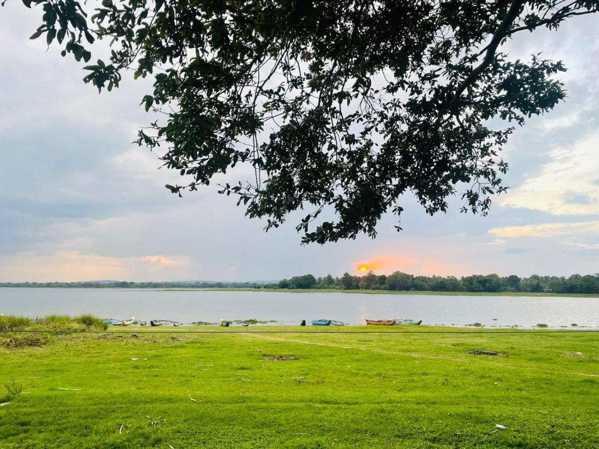 Hotel Lake Park Полоннарува Экстерьер фото